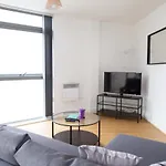 Serviced Apartment In Liverpool City Centre - Free Parking - Balcony - By Happy Days