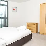 Serviced Apartment In Liverpool City Centre - Free Parking - Balcony - By Happy Days