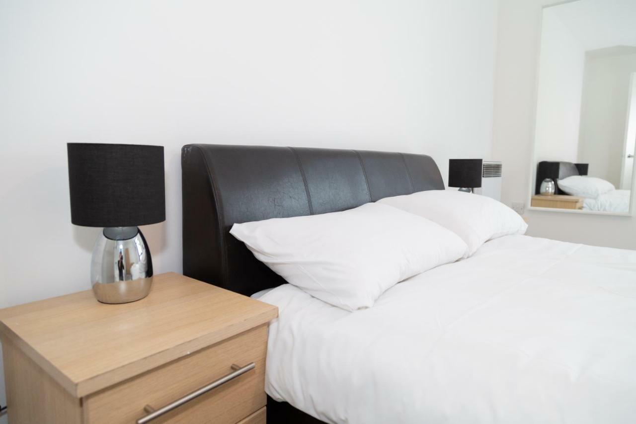 Serviced In Centre - Free Parking - Balcony - By Happy Days