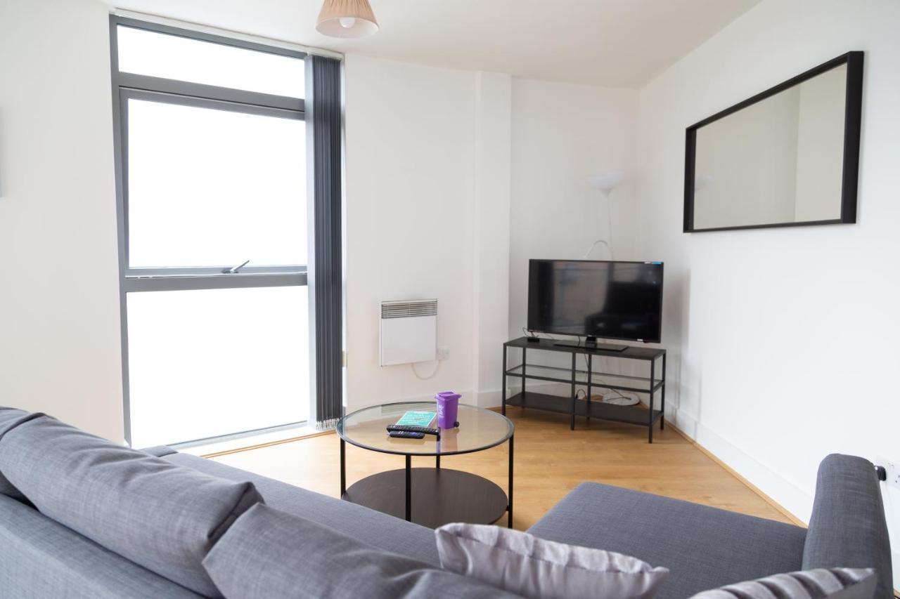 Serviced In Centre - Free Parking - Balcony - By Happy Days *