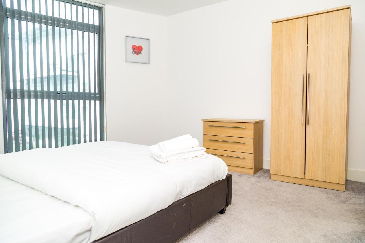 Serviced In Centre - Free Parking - Balcony - By Happy Days